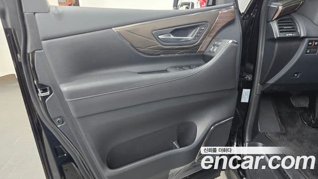 Toyota Alphard 2025 — Şəkil 28/34