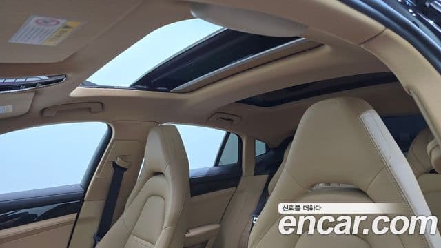 Porsche Panamera 2019 — ფოტო 28/34