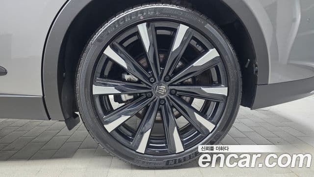 Toyota Crown Crossover 2024 — Photo 21/35