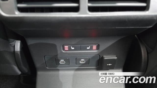 Land Rover Range Rover Velar 2024 — Фото 12/20