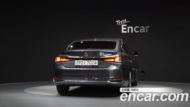 Lexus ES300h 2023 — Photo 15/20