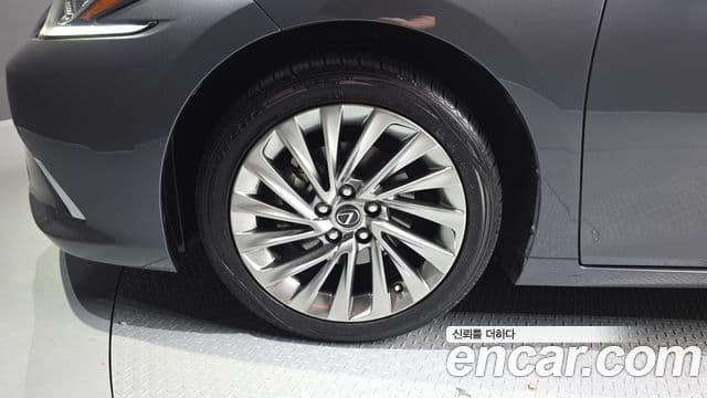Lexus ES300h 2023 — Photo 2/20
