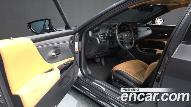 Lexus ES300h 2023 — Photo 8/20