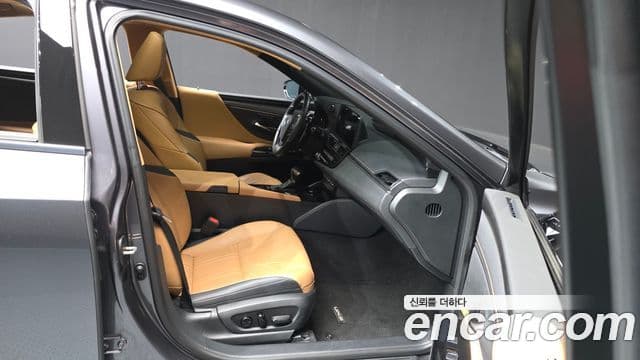 Lexus ES300h 2023 — Photo 3/20