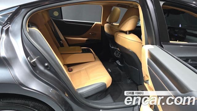 Lexus ES300h 2023 — Photo 7/20