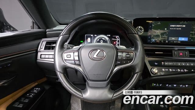Lexus ES300h 2023 — Photo 5/20