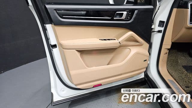 Porsche Cayenne 2019 — Photo 9/34