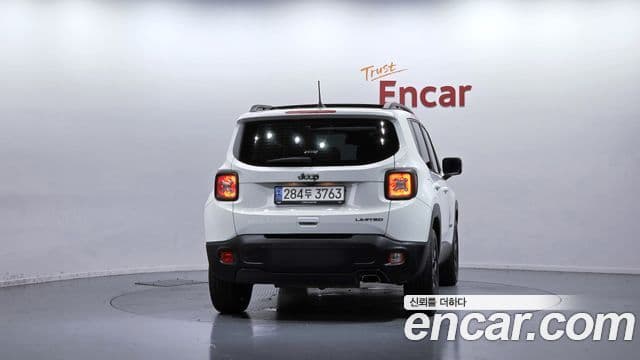 Jeep Renegade 2022 — ფოტო 18/20