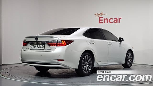 Lexus ES300h 2018 — Şəkil 18/20