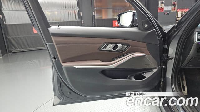 BMW 3 Series 2020 — ფოტო 16/34