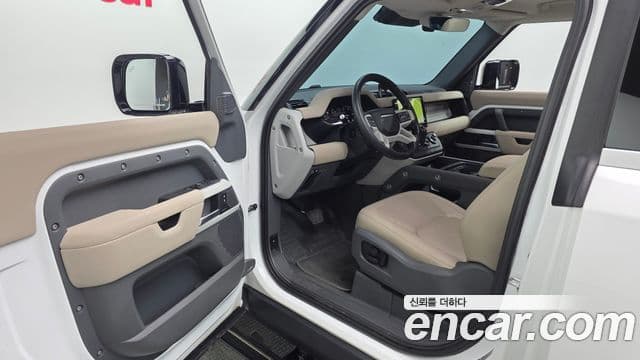 Land Rover Defender 2022 — Photo 7/20
