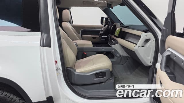 Land Rover Defender 2022 — Photo 13/20