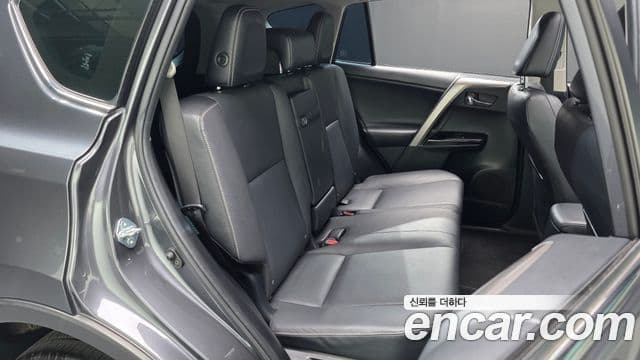 Toyota RAV4 2018 — ფოტო 26/32