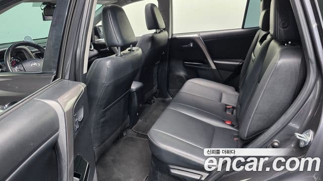 Toyota RAV4 2018 — ფოტო 22/32