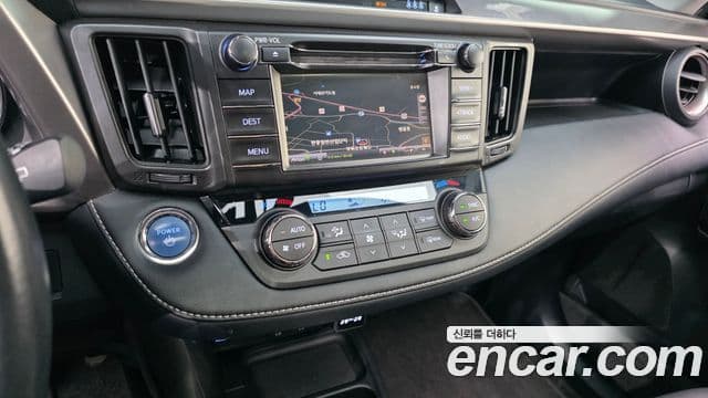 Toyota RAV4 2018 — ფოტო 24/32