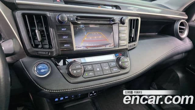 Toyota RAV4 2018 — ფოტო 28/32