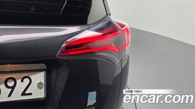 Toyota RAV4 2018 — ფოტო 30/32