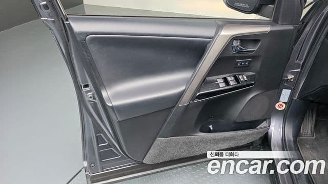 Toyota RAV4 2018 — ფოტო 15/32