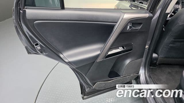 Toyota RAV4 2018 — ფოტო 14/32