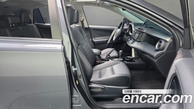 Toyota RAV4 2018 — ფოტო 21/32
