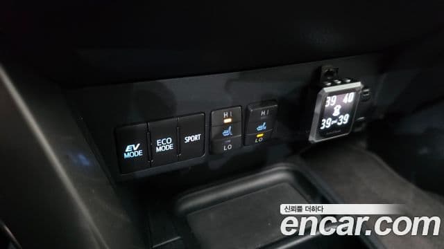 Toyota RAV4 2018 — ფოტო 13/32