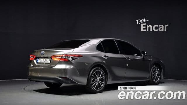 Toyota Camry 2023 — Şəkil 28/33