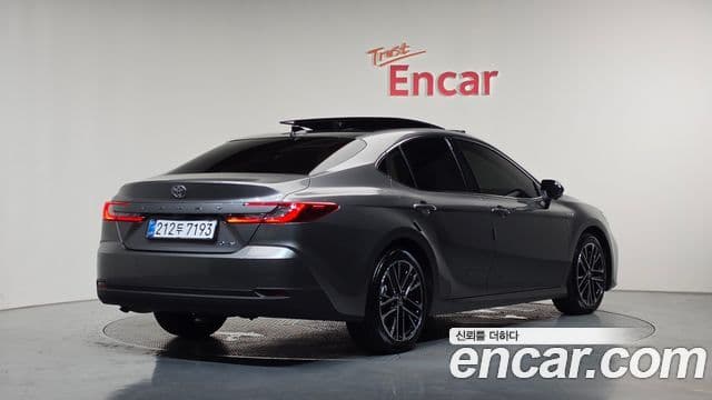 Toyota Camry 2025 — ფოტო 22/37