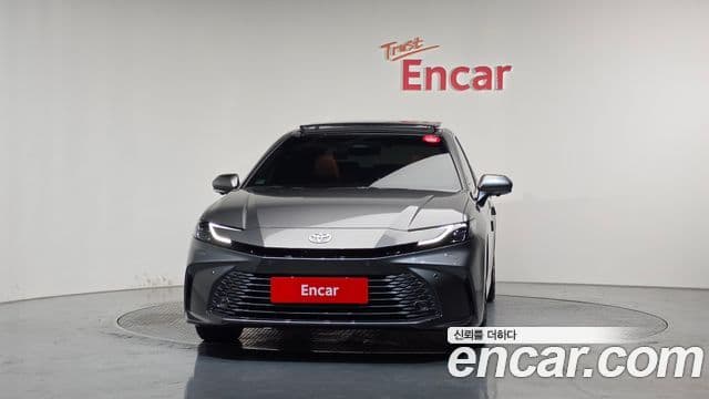 Toyota Camry 2025 — ფოტო 18/37