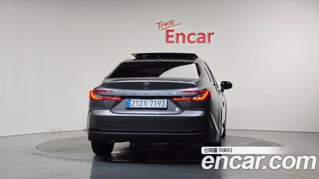 Toyota Camry 2025 — ფოტო 19/37