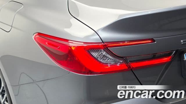 Toyota Camry 2025 — ფოტო 14/37