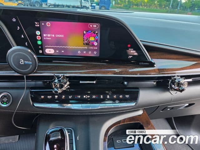 Cadillac Escalade 2021 — ფოტო 19/20
