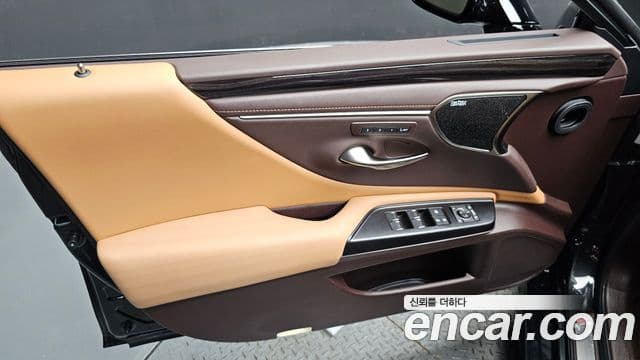 Lexus ES300h 2021 — Şəkil 33/34