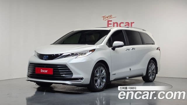 Toyota Sienna 2021 — Фото 1/20