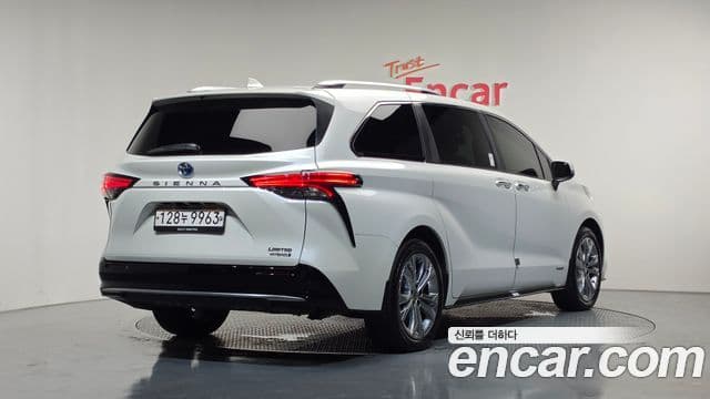 Toyota Sienna 2021 — Фото 2/20
