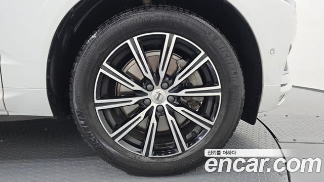 Volvo XC60 2019 — ფოტო 28/33