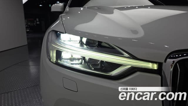 Volvo XC60 2019 — ფოტო 23/33