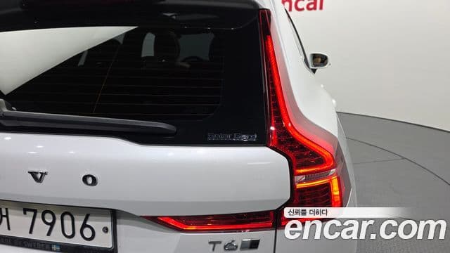Volvo XC60 2019 — ფოტო 30/33