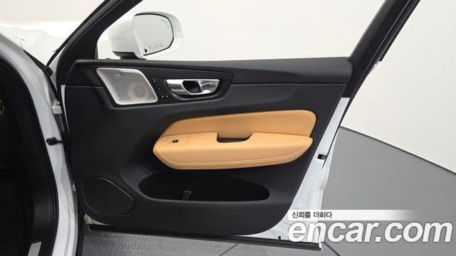 Volvo XC60 2019 — ფოტო 27/33