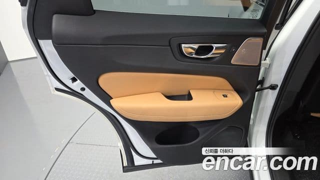 Volvo XC60 2019 — ფოტო 24/33