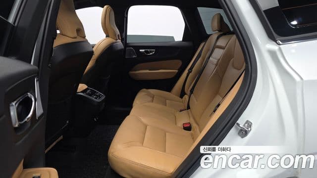 Volvo XC60 2019 — ფოტო 16/33