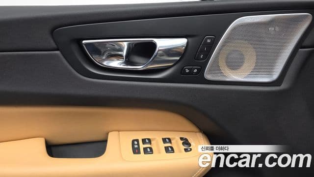 Volvo XC60 2019 — ფოტო 32/33