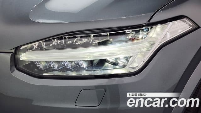 Volvo XC90 2019 — Şəkil 28/35