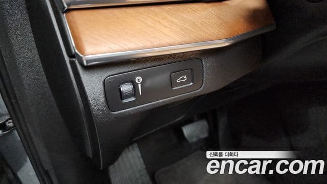 Volvo XC90 2019 — Şəkil 26/35