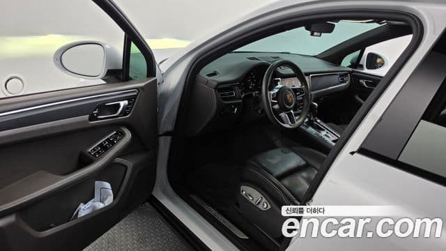 Porsche Macan 2021 — Фото 10/20
