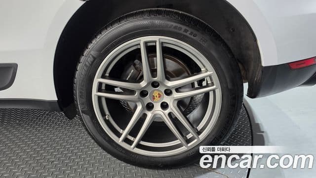 Porsche Macan 2021 — Photo 33/34