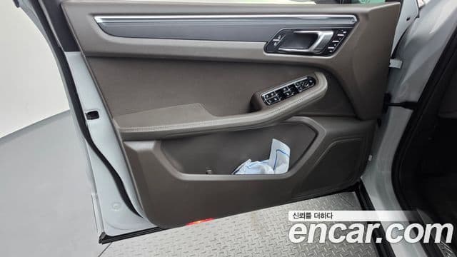 Porsche Macan 2021 — Photo 12/34