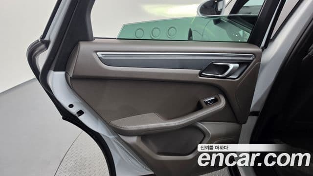 Porsche Macan 2021 — Photo 27/34