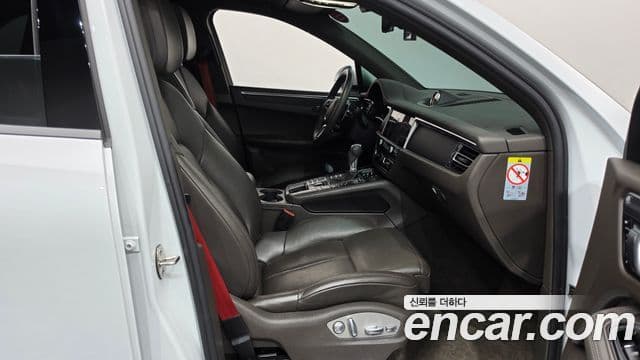 Porsche Macan 2021 — Photo 14/34