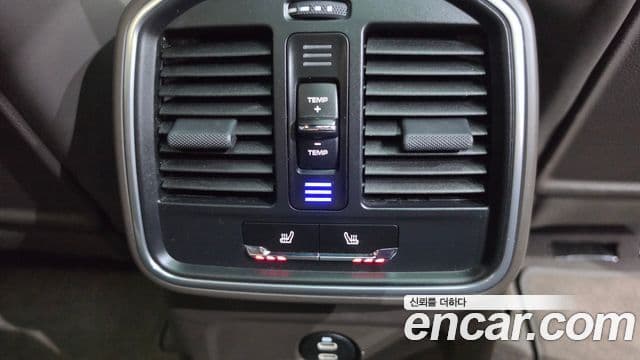 Porsche Macan 2021 — Photo 2/34