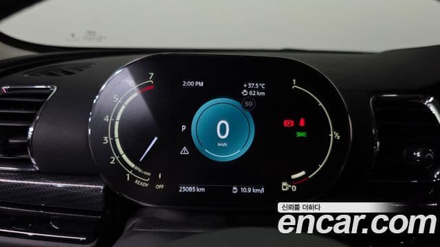 Mini Cooper Clubman 2023 — Фото 8/20